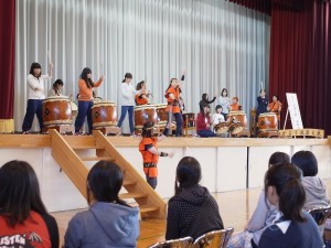 女子生徒たちの太鼓演奏体験（男子の演奏を聴いておりばっちりリズムが合っています）