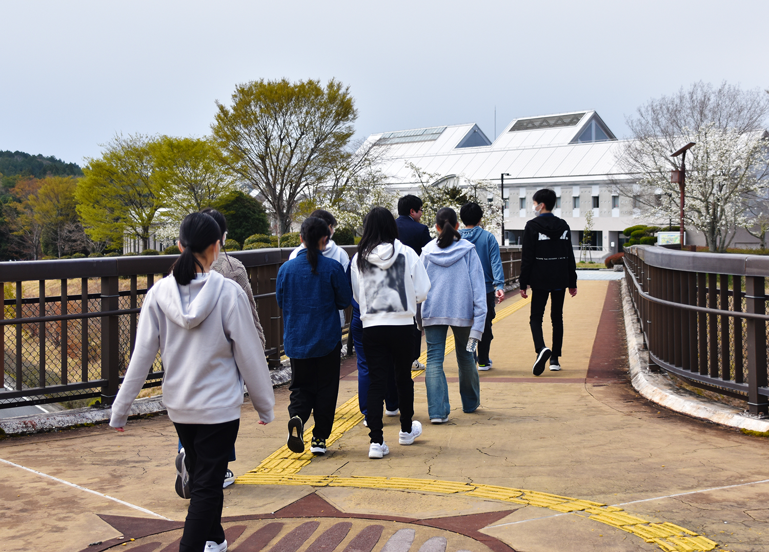 １年生 避難訓練、町内散策