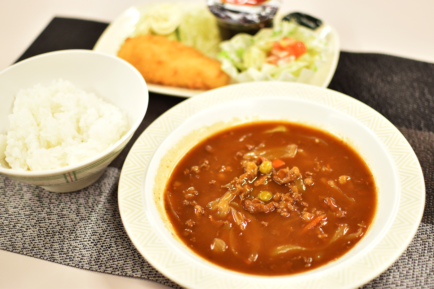 今夜はハッシュドビーフ！どっちをどっちに入れる？