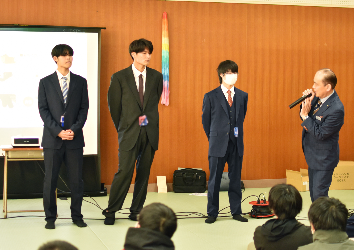 3年生スーツ着こなし講座でランウェイが！