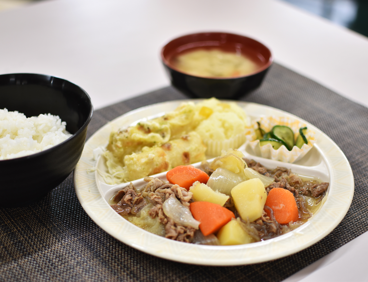 お昼はガッツリ「肉じゃが定食」