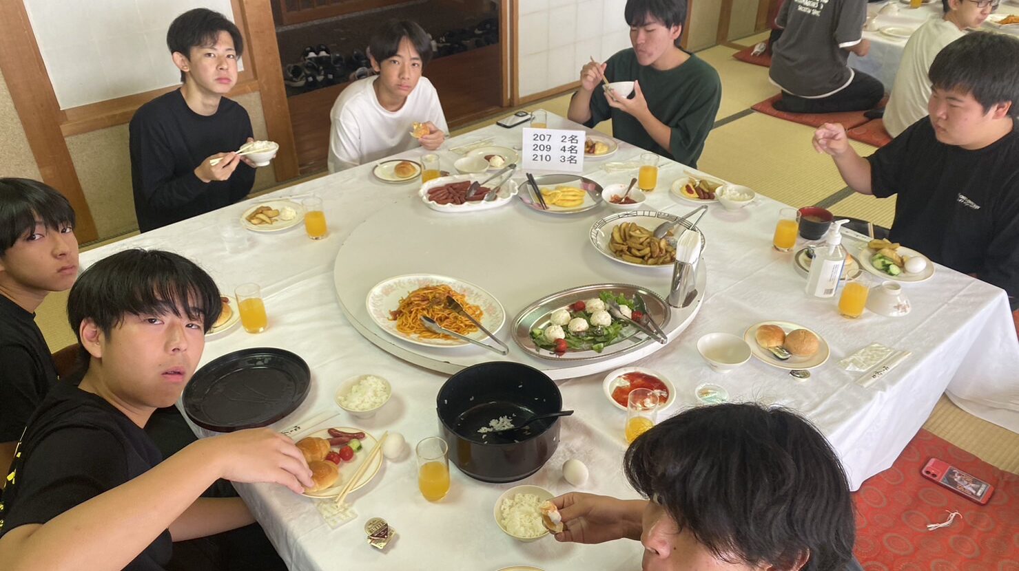 【北海道研修旅行3日目①】朝食食べてます。