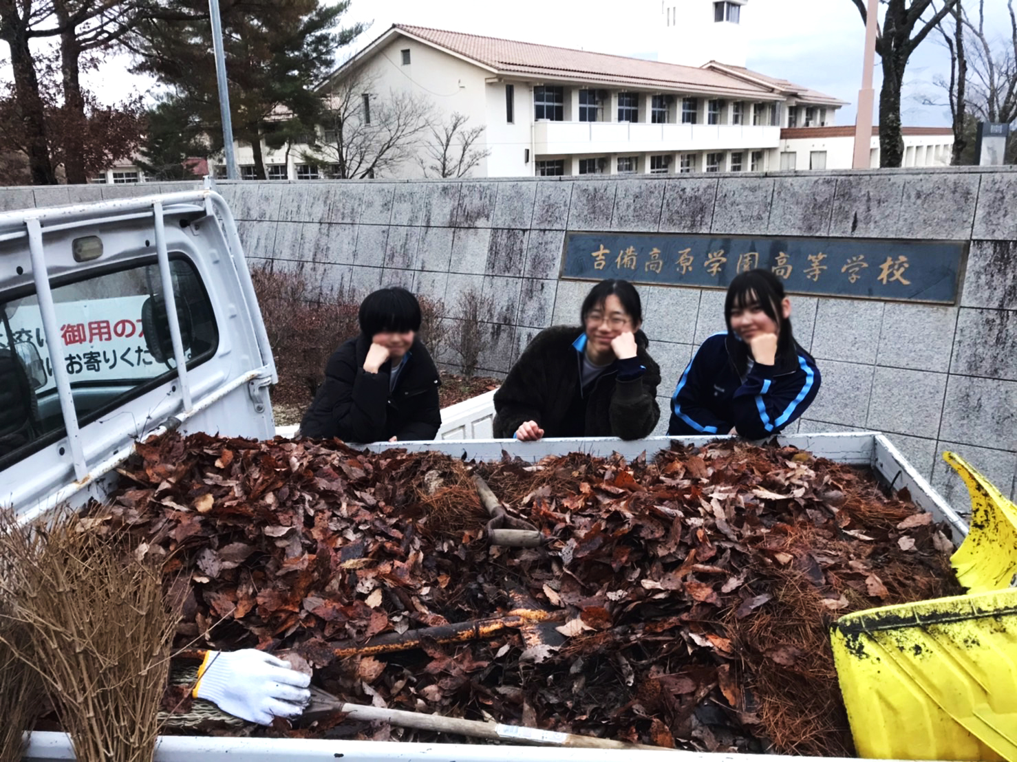 【クラフトデザインコース】落ち葉拾い（活動報告）