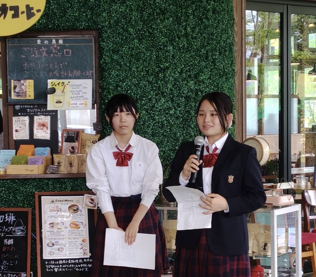 ステージで学校紹介をしました。
