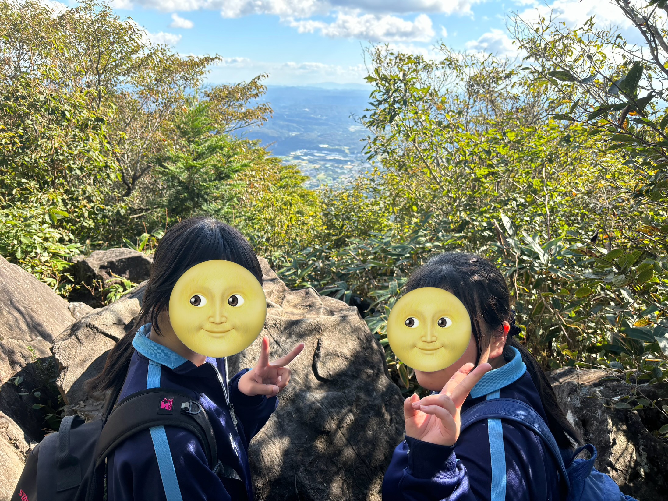 大神岩からの景色。街が小さく見えます。